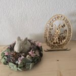 Dekorativer Osterhase im Ei-Rahmen aus Holz – personalisierbar, MPlot